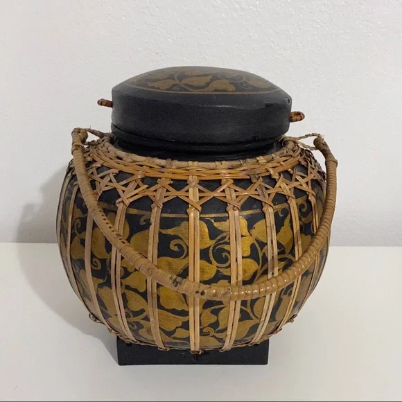 Vintage Hand Made Asian Basket with handle and lid - Picture 2 of 13